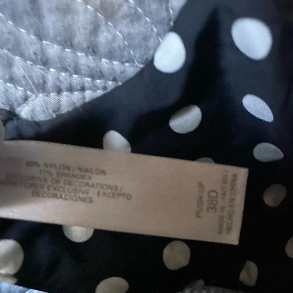 Victoria Secret - Picture 2 of 2